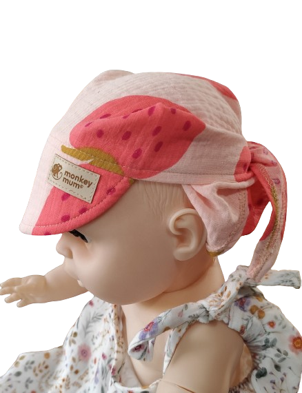 Mušelínový šátek s kšiltem Monkey Mum® - Jahoda